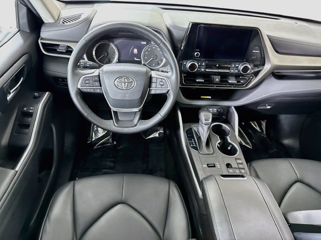 Used 2023 Toyota Highlander XLE FWD image 3