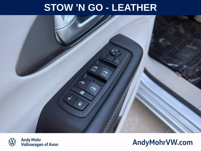 Used 2024 Chrysler Pacifica Touring-L FWD image 13