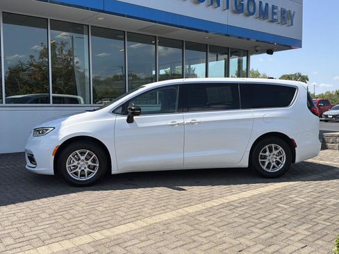 Used 2024 Chrysler Pacifica Touring-L FWD image 2