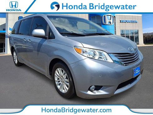 Used 2017 Toyota Sienna FWD image 1