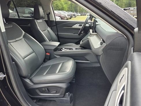 Used 2025 Ford Explorer Active w/ Active Comfort Package RWD image 18