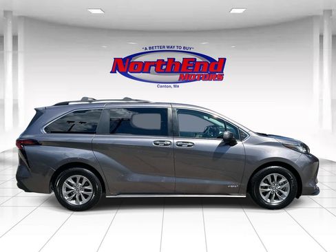 Used 2021 Toyota Sienna XLE w/ XLE Plus Package FWD image 2