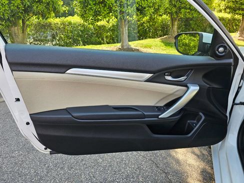 Used 2019 Honda Civic Touring image 9