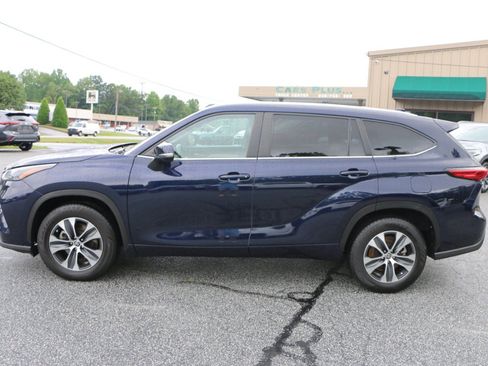 Used 2023 Toyota Highlander XLE FWD image 2