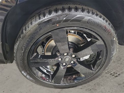 New 2025 Land Rover Defender 110 X-Dynamic SE image 10