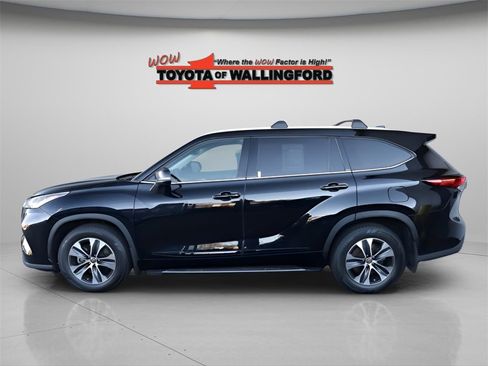Certified 2022 Toyota Highlander XLE image 2