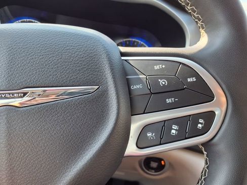 Used 2023 Chrysler Pacifica Touring-L FWD image 27