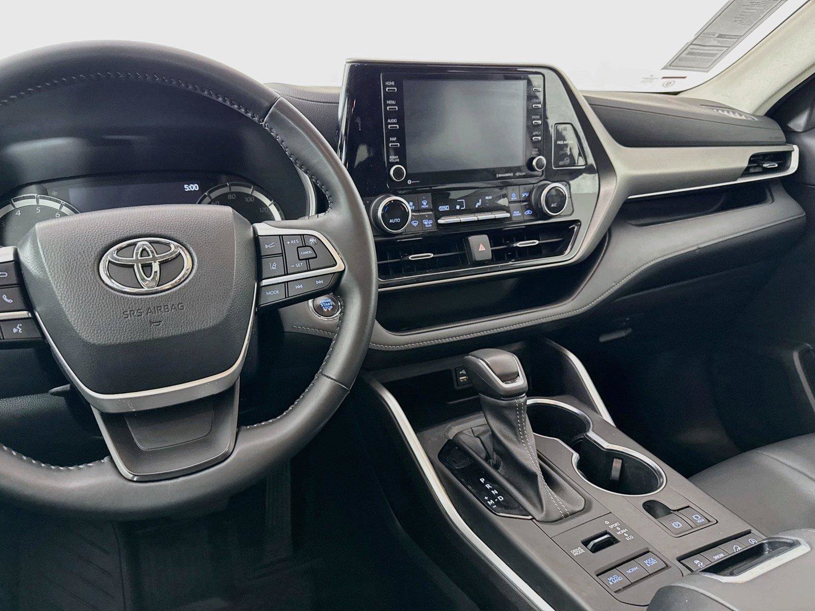 Used 2022 Toyota Highlander XLE AWD/4WD image 32