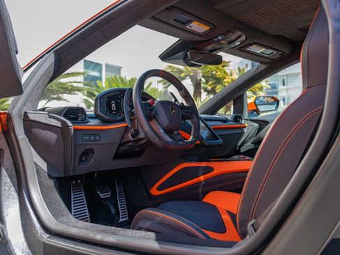 Used 2025 Lamborghini Revuelto image 19