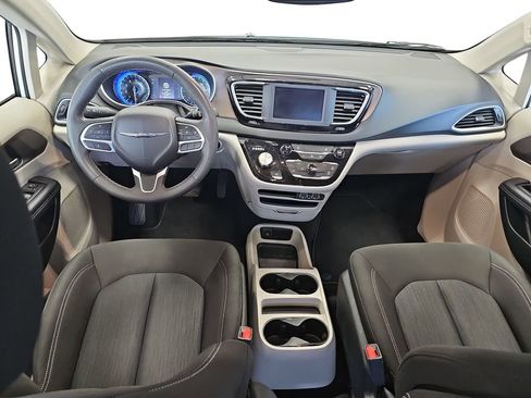 Used 2023 Chrysler Voyager LX FWD image 9