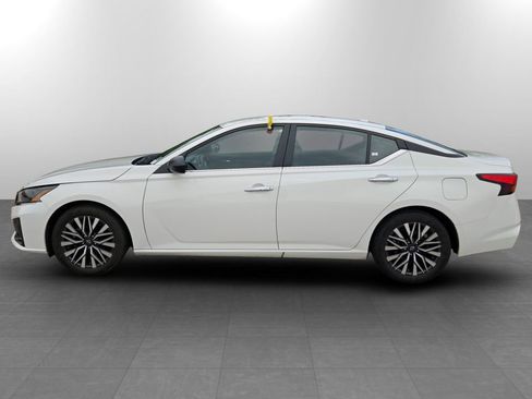 Used 2025 Nissan Altima 2.5 SV FWD image 8