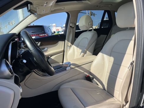 Used 2021 Mercedes-Benz GLC 300 4MATIC w/ Premium Package image 21
