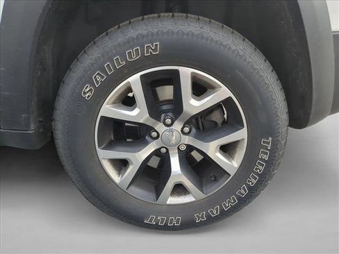Used 2014 Jeep Cherokee Trailhawk w/ Technology Group image 18