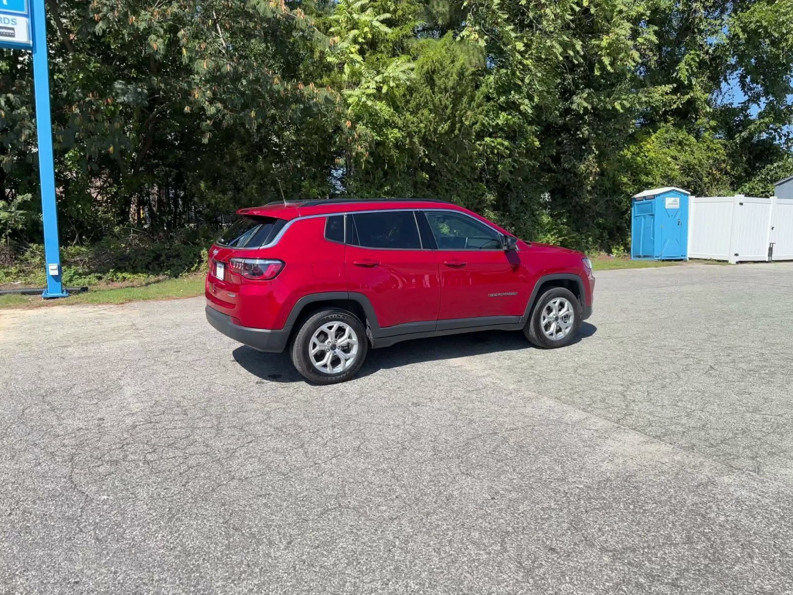 Used 2025 Jeep Compass Latitude AWD/4WD image 14