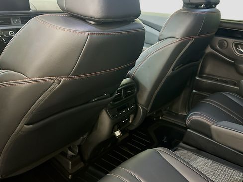 Used 2025 Honda Pilot TrailSport image 28