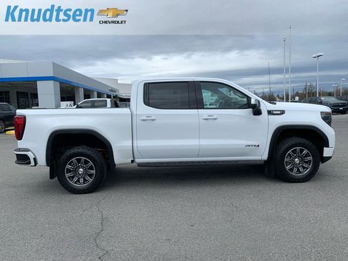 Used 2024 GMC Sierra 1500 AT4 w/ AT4 Preferred Package image 8