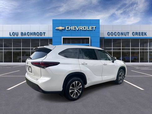 Used 2024 Toyota Highlander XLE FWD image 8