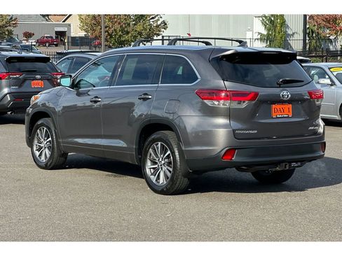 Used 2017 Toyota Highlander XLE image 8