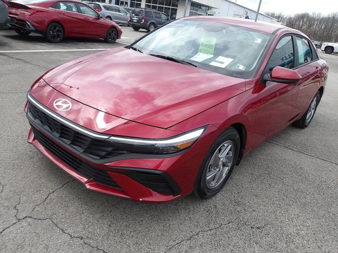 Certified 2025 Hyundai Elantra SE image 3