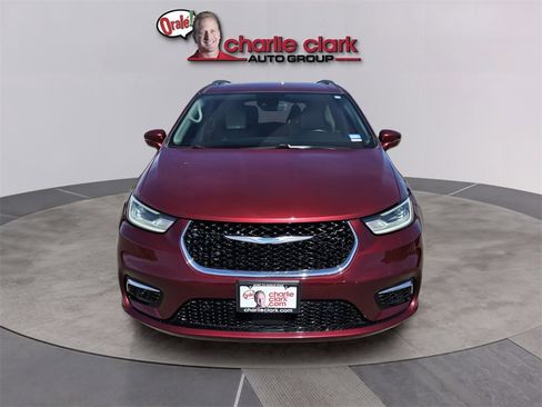 Used 2021 Chrysler Pacifica Touring-L image 9