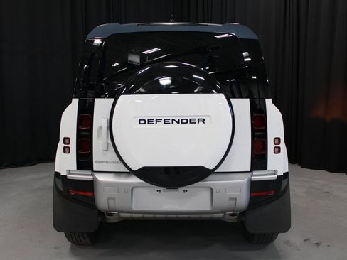 Used 2025 Land Rover Defender 110 S image 14
