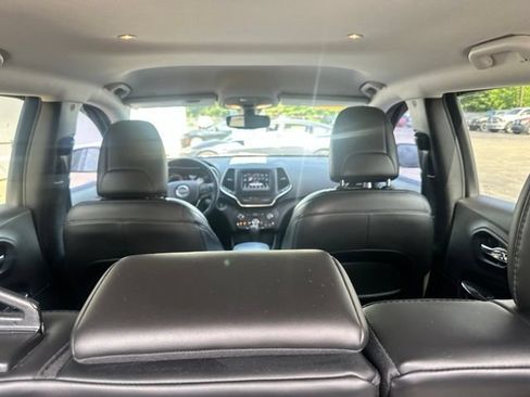 Used 2020 Jeep Cherokee Latitude Plus AWD/4WD image 7