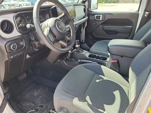 Used 2024 Jeep Wrangler Unlimited image 13
