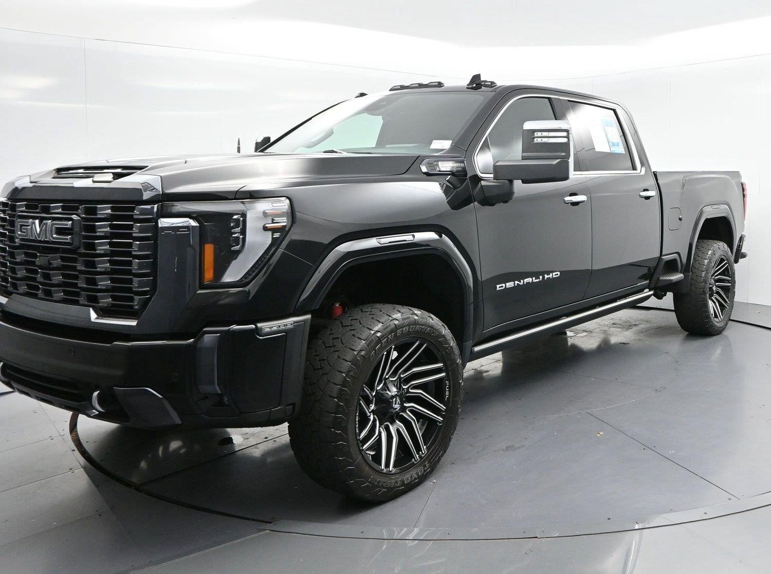 Used 2024 GMC Sierra 2500 Denali Ultimate AWD/4WD image 3