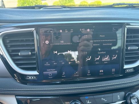 Used 2023 Chrysler Pacifica Touring-L FWD image 14