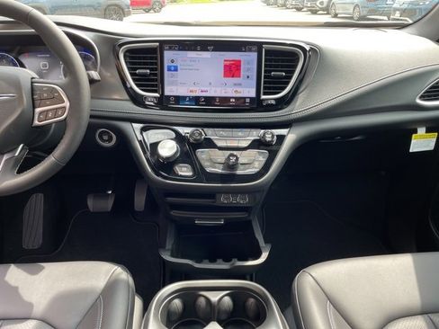 New 2025 Chrysler Pacifica Select image 11