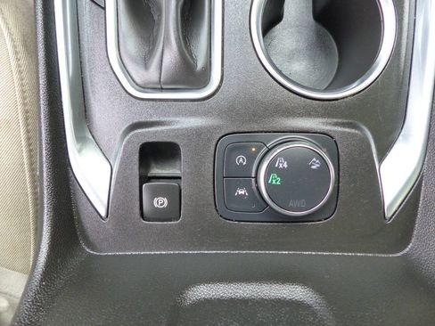 Used 2022 Chevrolet Traverse LS AWD/4WD image 32