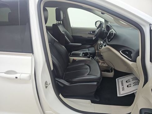 Used 2023 Chrysler Pacifica Touring-L FWD image 22