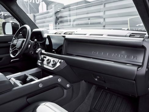 Used 2025 Land Rover Defender 110 V8 image 43