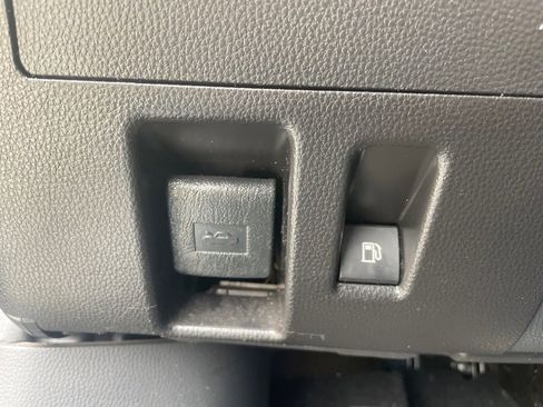 Used 2020 Toyota Highlander XLE image 14