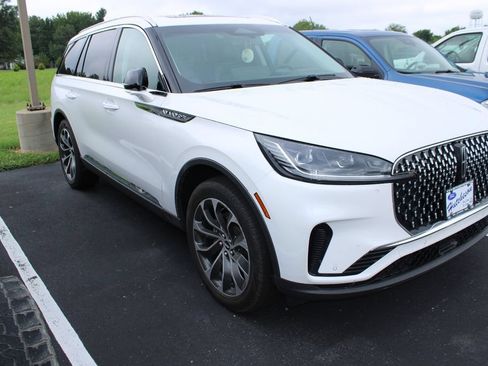 Used 2025 Lincoln Aviator Reserve AWD/4WD image 3