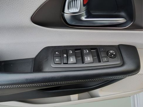 Used 2020 Chrysler Voyager LX image 12