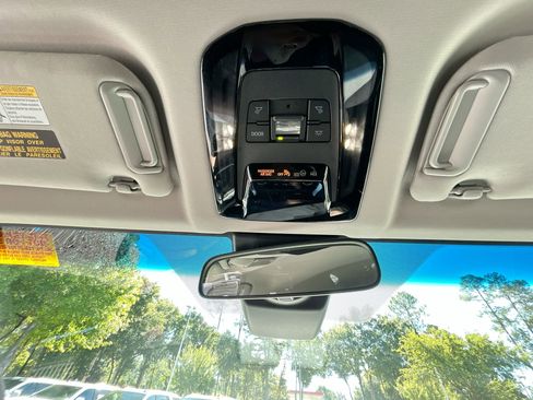 Used 2021 Toyota Venza LE image 28