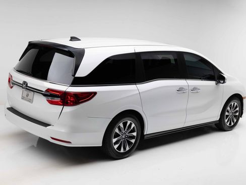 Used 2024 Honda Odyssey EX-L image 3