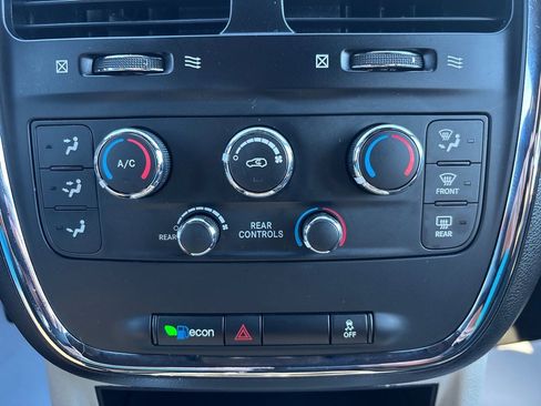 Used 2017 Dodge Grand Caravan SXT image 30