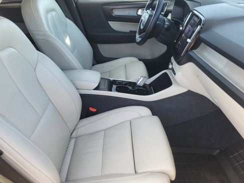 Certified 2023 Volvo XC40 B5 Plus w/ Protection Package Premier image 11