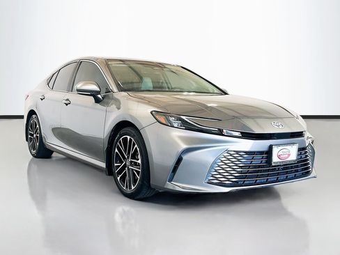 Used 2025 Toyota Camry XLE w/ Premium Package FWD image 3