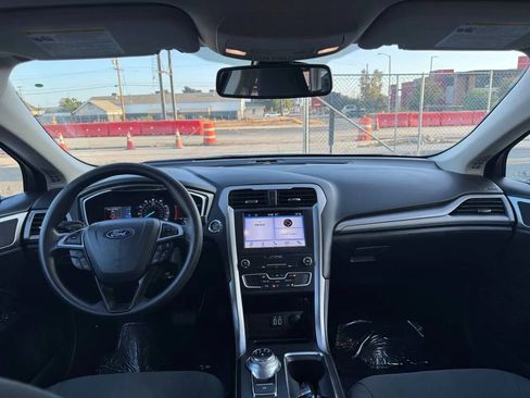 Used 2019 Ford Fusion SE image 12