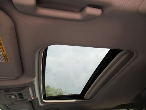 Used 2022 Toyota RAV4 XLE Premium AWD/4WD image 20