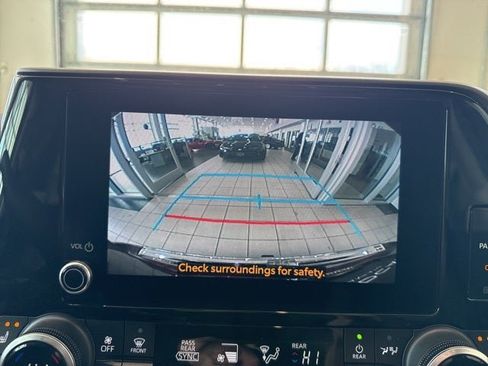 Used 2023 Toyota Highlander XLE image 32