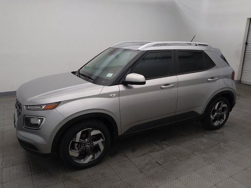 Used 2024 Hyundai Venue SEL FWD image 2
