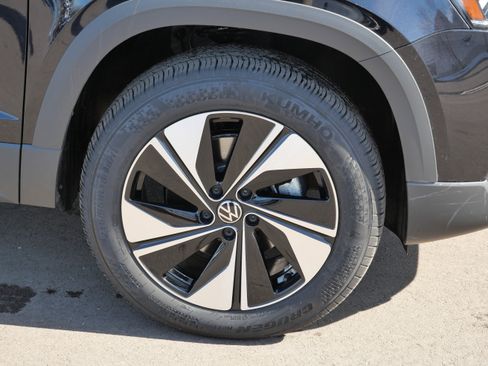 Certified 2025 Volkswagen Taos SE image 15