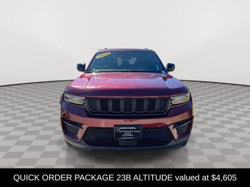 Used 2025 Jeep Grand Cherokee Altitude AWD/4WD image 5