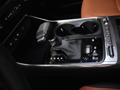 Used 2025 Kia Carnival SX Prestige image 24