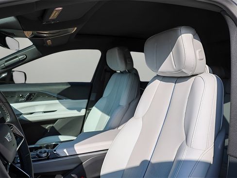 Used 2024 Cadillac Lyriq Sport image 12