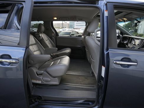 Used 2017 Toyota Sienna XLE Premium FWD image 36